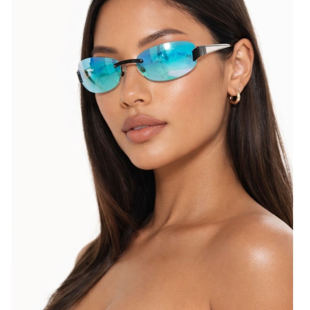 CHANEL Rare Iridescent Blue Vintage CC Logo Sunglasses - Picture 2 of 14